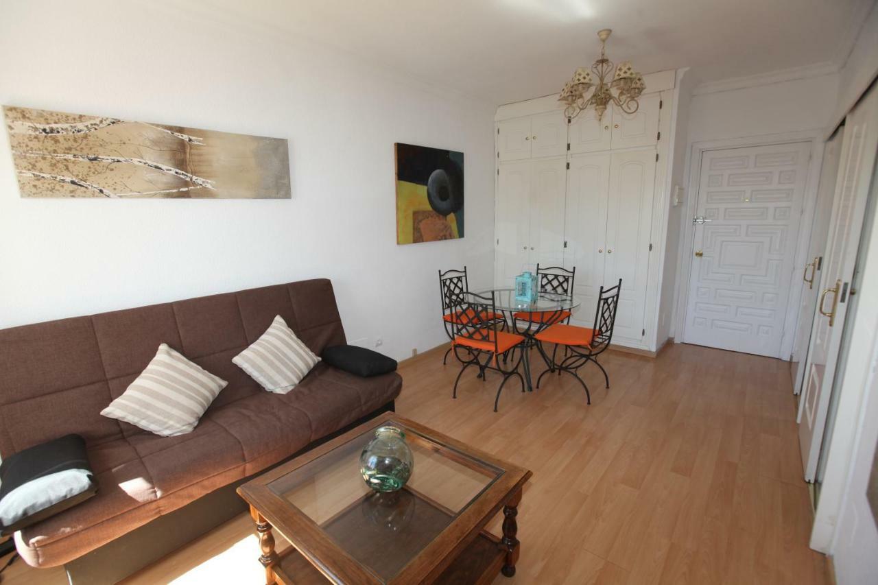 Apartamento Amueblado Estepona-marbella Un Dormitorio, 2 Camas, Sofa Cama Salon, A 1 Km Playa, Cortas Temporadas. Lägenhet